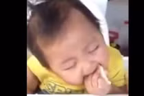 Cười té ghế em bé vừa ngủ gật vừa ăn bánh mì