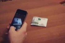 Kỳ lạ iPhone "đẻ" ra tiền