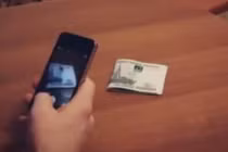 Kỳ lạ iPhone "đẻ" ra tiền