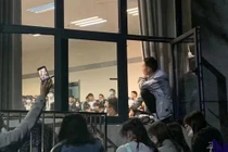 Kỳ lạ lớp học "dạy yêu", giới trẻ trèo lên cửa sổ nghe giảng 