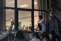 Kỳ lạ lớp học "dạy yêu", giới trẻ trèo lên cửa sổ nghe giảng 