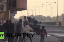 Hàng trăm người liều lĩnh "đánh nhau" với xe bọc thép