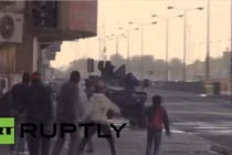 Hàng trăm người liều lĩnh "đánh nhau" với xe bọc thép