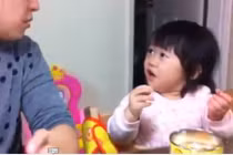 Xem bé bối rối khi bị mẹ ăn hết cam