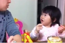 Xem bé bối rối khi bị mẹ ăn hết cam