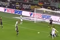 Nể thủ môn một lúc đỡ 4 pha tấn công