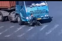 Thoát chết thần kỳ dưới gầm xe 14 bánh