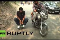 Thích thú đi trên xe máy nhỏ nhất thế giới