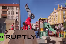 Phục cậu bé một chân nhào lộn cực chuyên nghiệp 