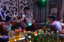 Hai nam sinh thay nhau "mây mưa" với một phụ nữ say rượu