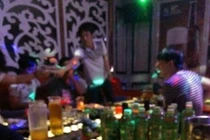 Hai nam sinh thay nhau "mây mưa" với một phụ nữ say rượu