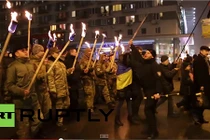 Ukraine đốt đuốc, vung gươm tuần hành như thời trung cổ 