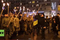 Ukraine đốt đuốc, vung gươm tuần hành như thời trung cổ 