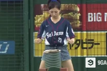 Thiếu nữ Nhật Bản dùng đầu đập vỡ 10 viên gạch