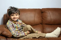 Thang cuốn “nuốt” bàn chân bé trai 6 tuổi suốt ba tiếng