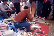 Thích thú nghe anh chàng bán dao chào hàng dẻo quẹo