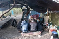 Đột nhập khu trại giữa rừng của người Việt tại Pháp chờ vượt biên vào Anh