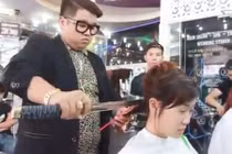 Trai trẻ cắt tóc bằng... kiếm Nhật gây sốc