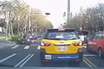 Gái trẻ đi xe đạp thoát chết khi bị ô tô đâm