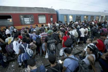 Hàng nghìn di dân chen lấn lên tàu đến Tây Âu