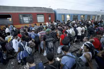 Hàng nghìn di dân chen lấn lên tàu đến Tây Âu