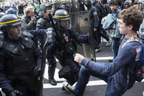 Video người nhập cư đụng độ cảnh sát ở Paris