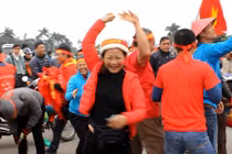 CĐV U50 “quẩy” tưng bừng trước trận Việt Nam - Malaysia