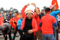 CĐV U50 “quẩy” tưng bừng trước trận Việt Nam - Malaysia