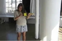 Lạ lùng gái xinh mở champagne từ đáy chai