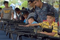 Xem trẻ em Thái Lan tập bắn súng điệu nghệ