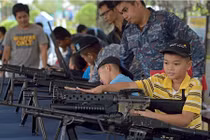 Xem trẻ em Thái Lan tập bắn súng điệu nghệ
