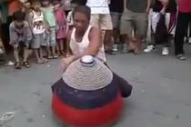 Nể tiền bối chơi con quay lớn nhất từ trước tới nay