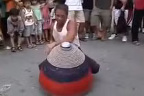 Nể tiền bối chơi con quay lớn nhất từ trước tới nay