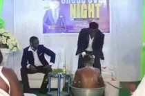 Mục sư tắm cho nữ giáo dân để cơ thể trở nên "thuần khiết" 