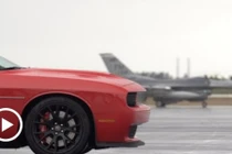 Cười lăn lộn xem ô tô đua với máy bay