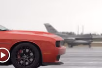 Cười lăn lộn xem ô tô đua với máy bay