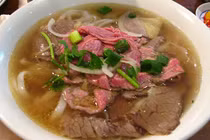 Tiệm phở Việt bị khách Mỹ chê "lười, tởm" khi thấy thịt bò chưa chín