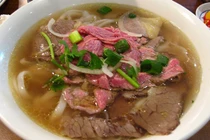 Tiệm phở Việt bị khách Mỹ chê "lười, tởm" khi thấy thịt bò chưa chín