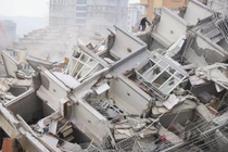 Cô gái níu kéo mạng sống bằng... giấy vệ sinh sau 25 giờ bị chôn vùi