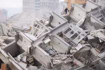 Cô gái níu kéo mạng sống bằng... giấy vệ sinh sau 25 giờ bị chôn vùi