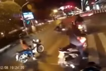 Chơi khăm vặn tay ga, nam thanh niên ngã nhào ra đường