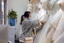 Cắt hỏng 32 bộ váy cưới, lý do ngỡ đáng thương nhưng lại hóa phẫn nộ