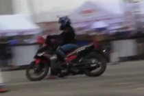 Mê mẩn nữ biker 9X biểu diễn Exciter điệu nghệ 