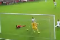 Pha ghi bàn bằng đầu kỳ lạ nhất lịch sử bóng đá