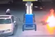 Xe máy bốc cháy kinh hoàng tại cây xăng 