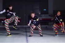 Cười vỡ bụng 4 hotboy mặc quần không dùng tay