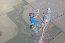 Rợn người màn thay bóng đèn trên đỉnh tháp cao 500m