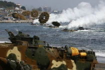 Binh lính, xe bọc thép Mỹ-Hàn ồ ạt đánh chiếm bờ biển