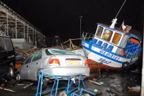 Chile liên tiếp hứng chịu động đất mạnh và sóng thần