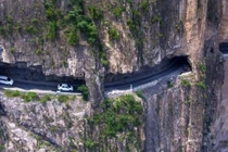 Làng bị cô lập, dân 15 năm đục núi mở đường nối thế giới